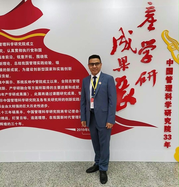 祝贺超凡国际门窗董事长张龙伟荣获“中国管理创新十大杰出人物”称号！03