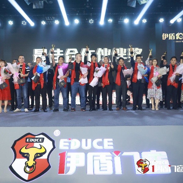 超凡国际门窗十周年庆在佛山枫丹白鹭酒店举行，央视名嘴朱轶前来助阵！